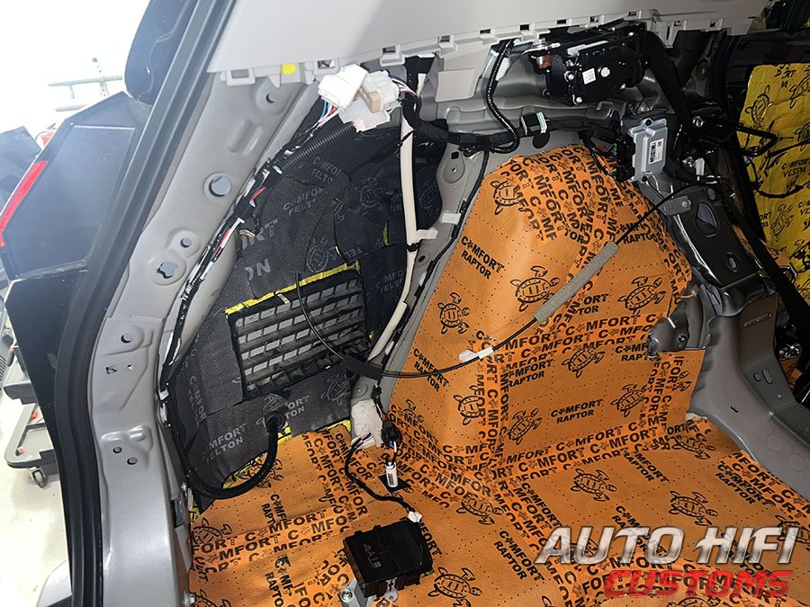 Установка шумоизоляции Comfort Mat Spider в Toyota