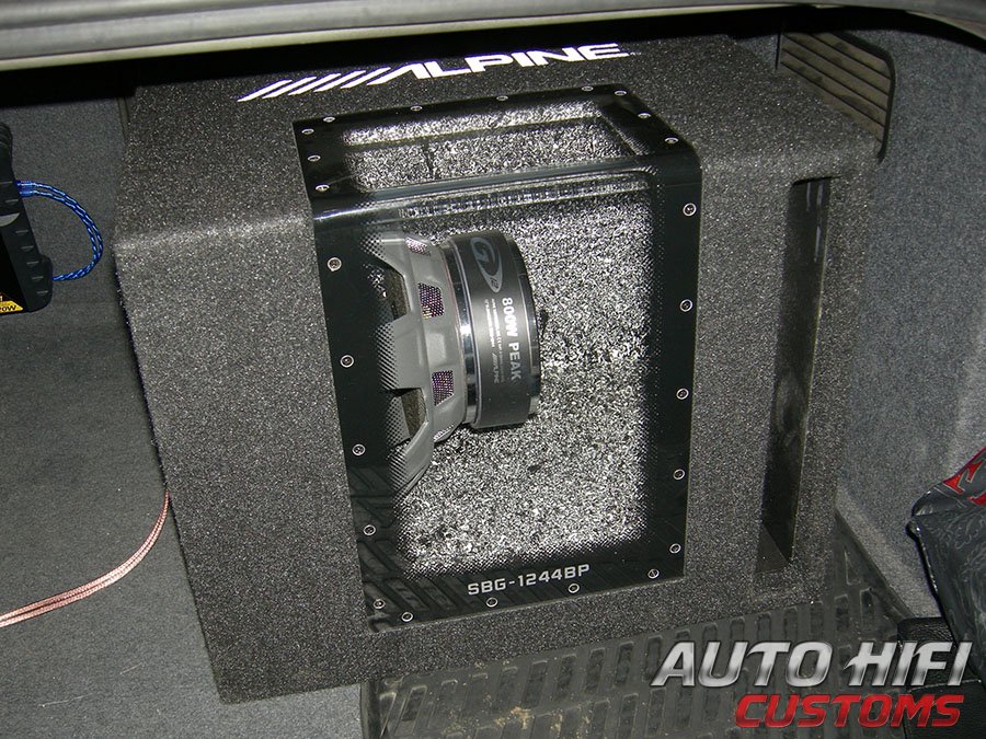 Установка сабвуфера Alpine SBG-1244BP в Audi A4 (B6)