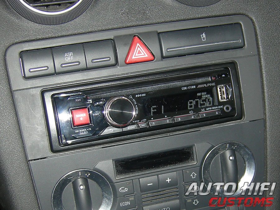Установка автомагнитолы Alpine CDE-171RR в Audi A3
