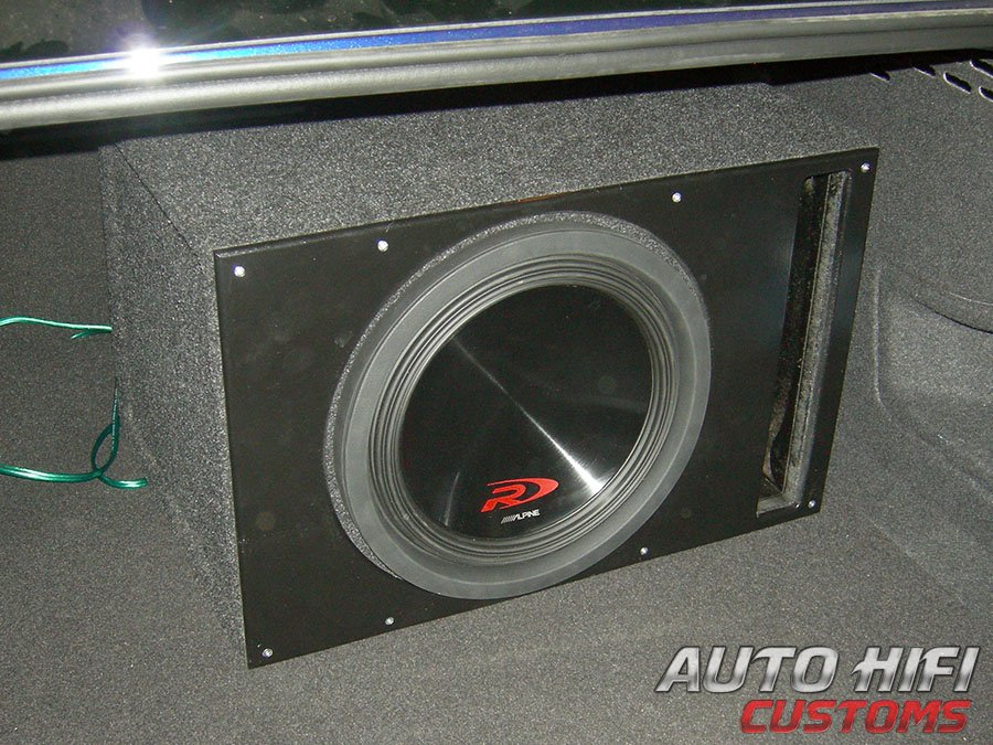 Установка сабвуфера Alpine SWR-12D4 vented box в Audi A4 (B7)