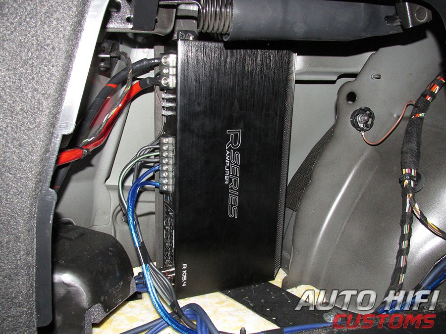 Установка усилителя Audio System R 105.4 в Audi A4 (B8)